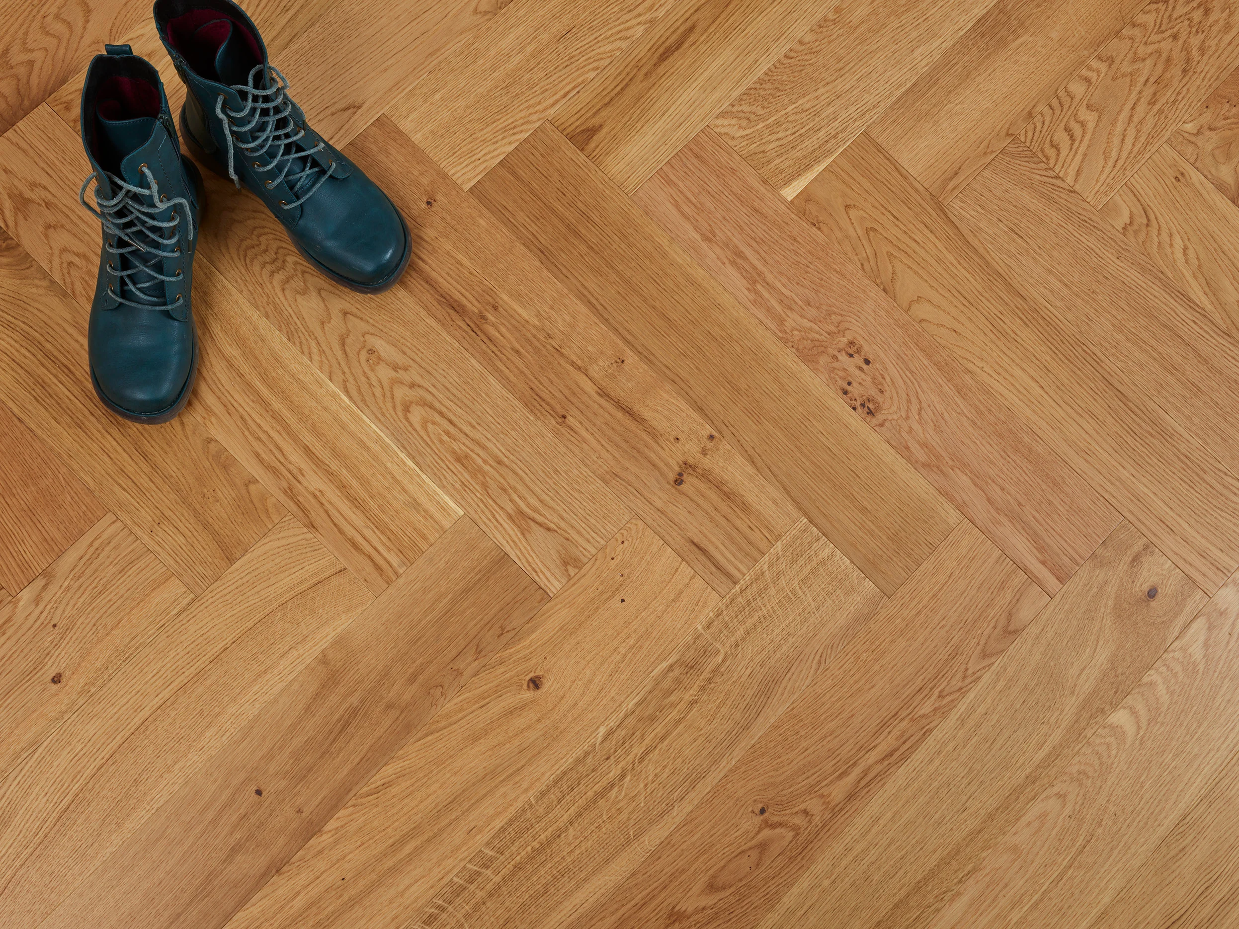 Select Oak Large Herringbone UV Oiled - Image 3