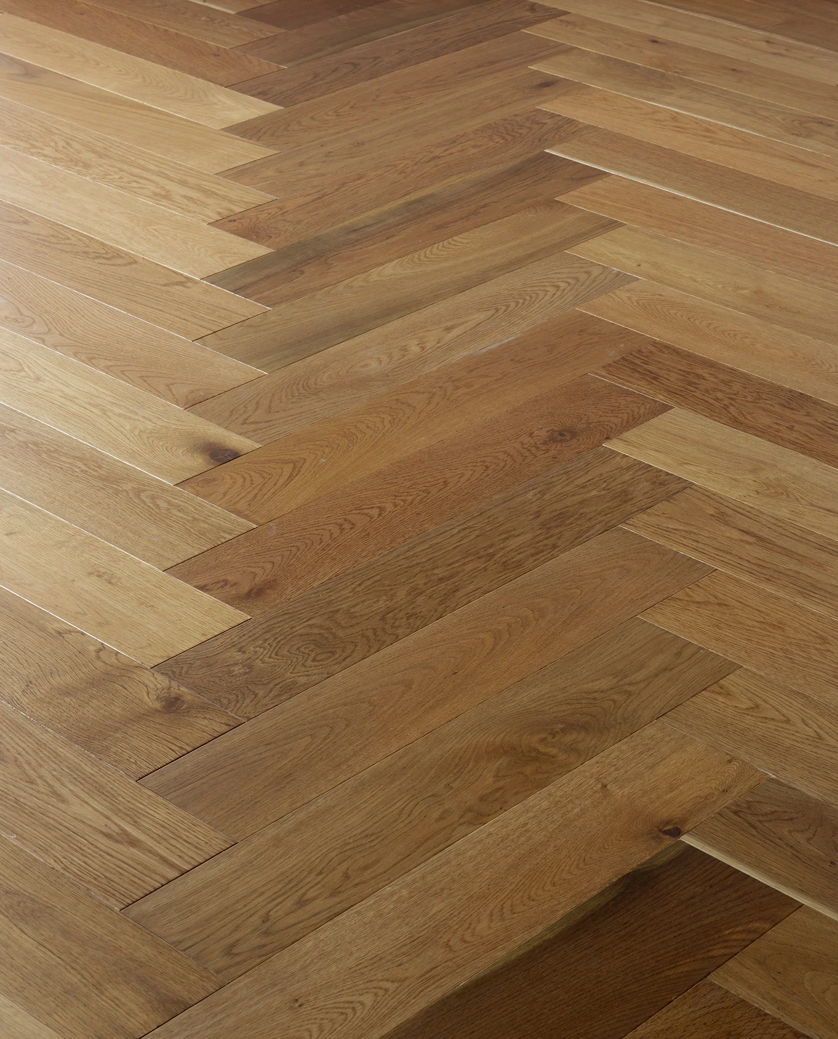 Select Oak Large Herringbone Smoked UV Oiled - Image 2