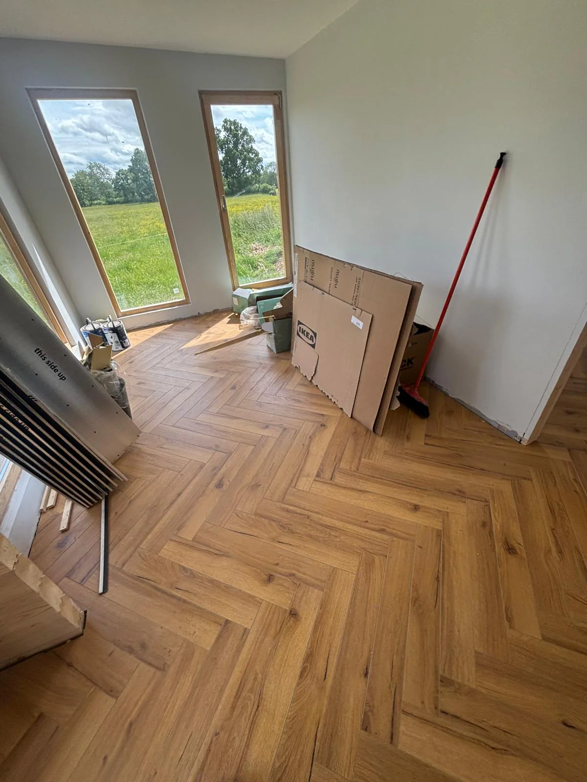 Premium 12mm Laminate Herringbone Oak Robust Natural - Image 3